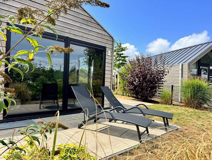 Chalet für 2 Personen, mit Balkon/Terrasse und Whirlpool sowie Terrasse und Garten in den Niederlande