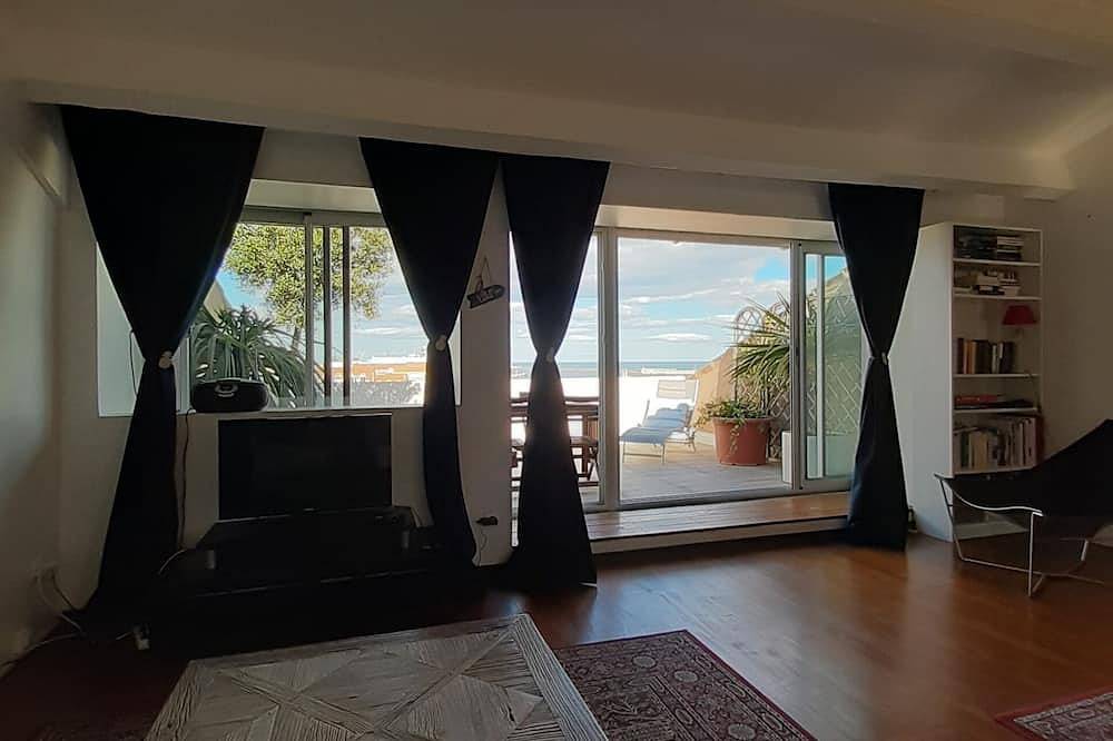 Appartement entier, Appartement terrasse tropézienne vue sur le canal royal, le port et la mer in Sète, Côte méditerranéenne (France)