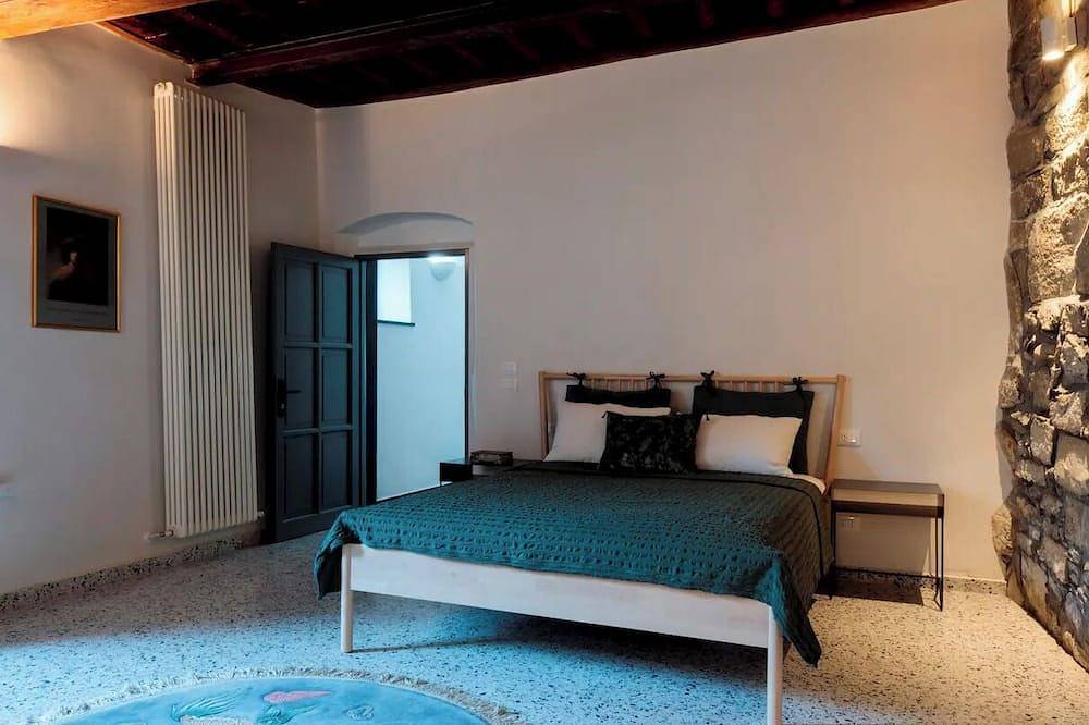 Ganze Wohnung, Spacious apartment with pool in historic  palazzo above the Italian Riviera in Montegrazie, Imperia