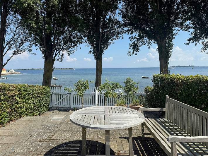 Ferieudlejning for 2 personer, med terrasse og have på Ærø