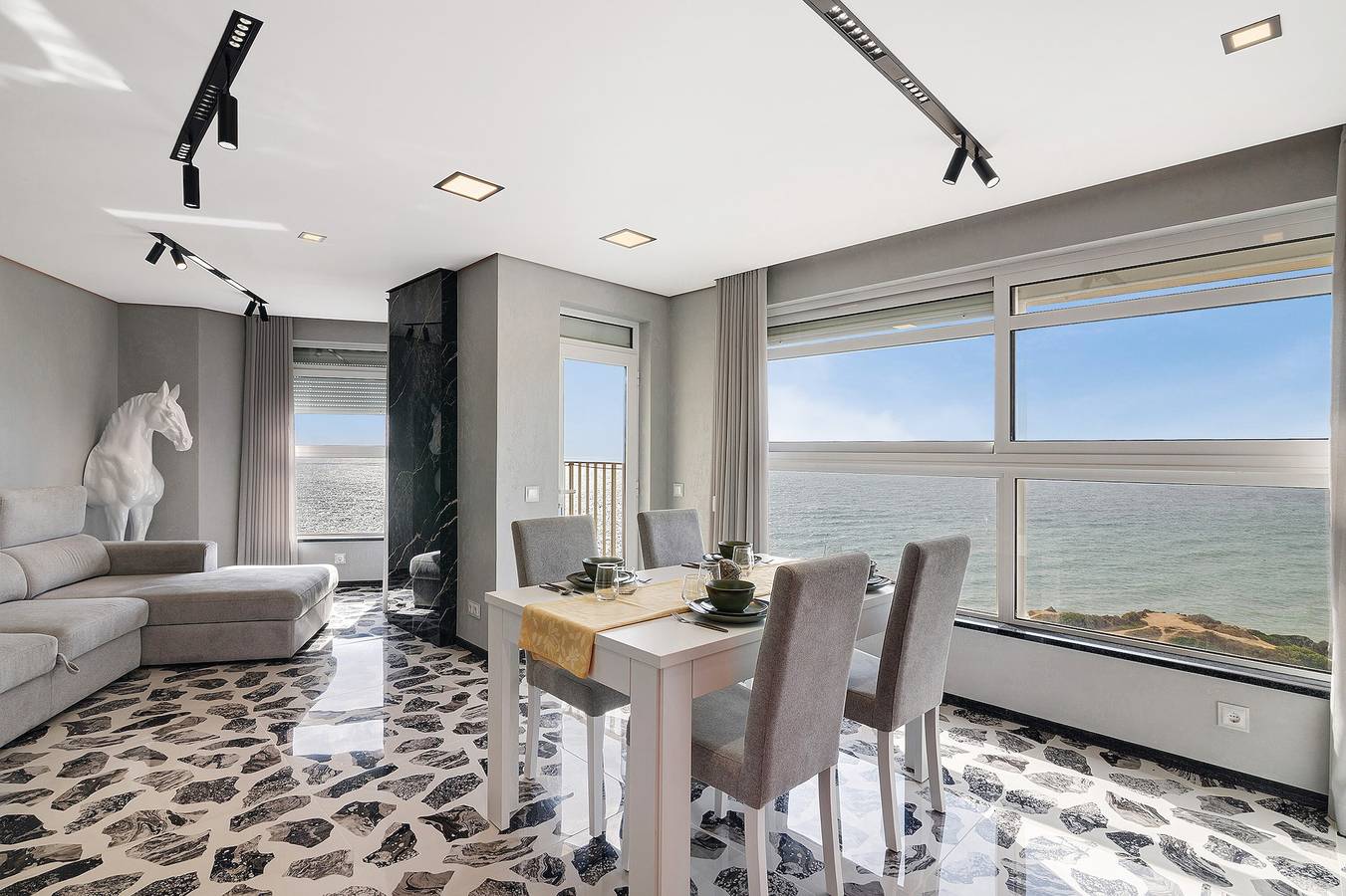 Apartamento inteiro, Apt. 'Camões Vista Mar 10 D', frente à praia, Wi-Fi , Ar Condicionado e piscina in Armação de Pêra (costa), Armação de Pêra