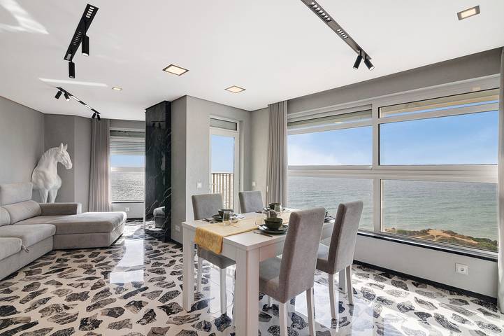 Apartamento entero, Apto. 'Camões Vista Mar 10 D', frente a la playa, Wi-Fi, aire acondicionado y piscina in Armação de Pêra (costa), Armação de Pera