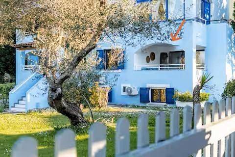 Ganze Wohnung, Blue & White Velvet 20m from the beach in Gouvia, Korfu