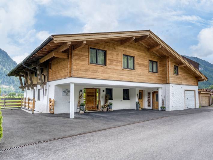 Ferienwohnung für 10 Personen, mit Balkon/Terrasse und Balkon sowie Terrasse und Garten in Neukirchen am Großvenediger