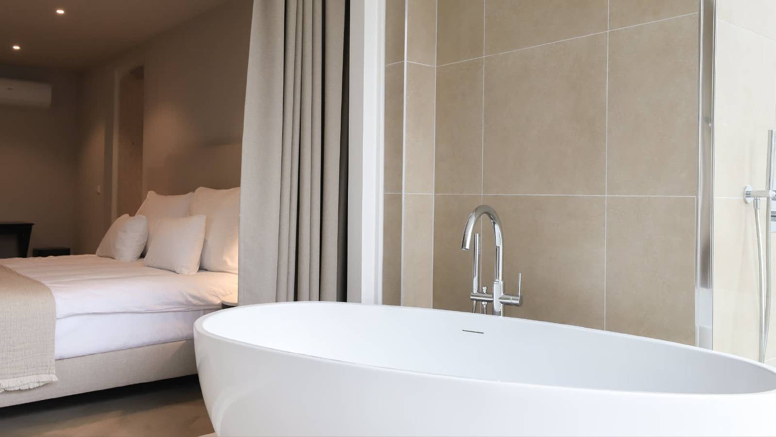 Entire holiday apartment, Dam Residence's Signature Suite in Zaandam, Dutch Coast