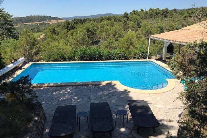 Location de vacances pour 12 personnes, avec jacuzzi ainsi que jardin et terrasse à Siran