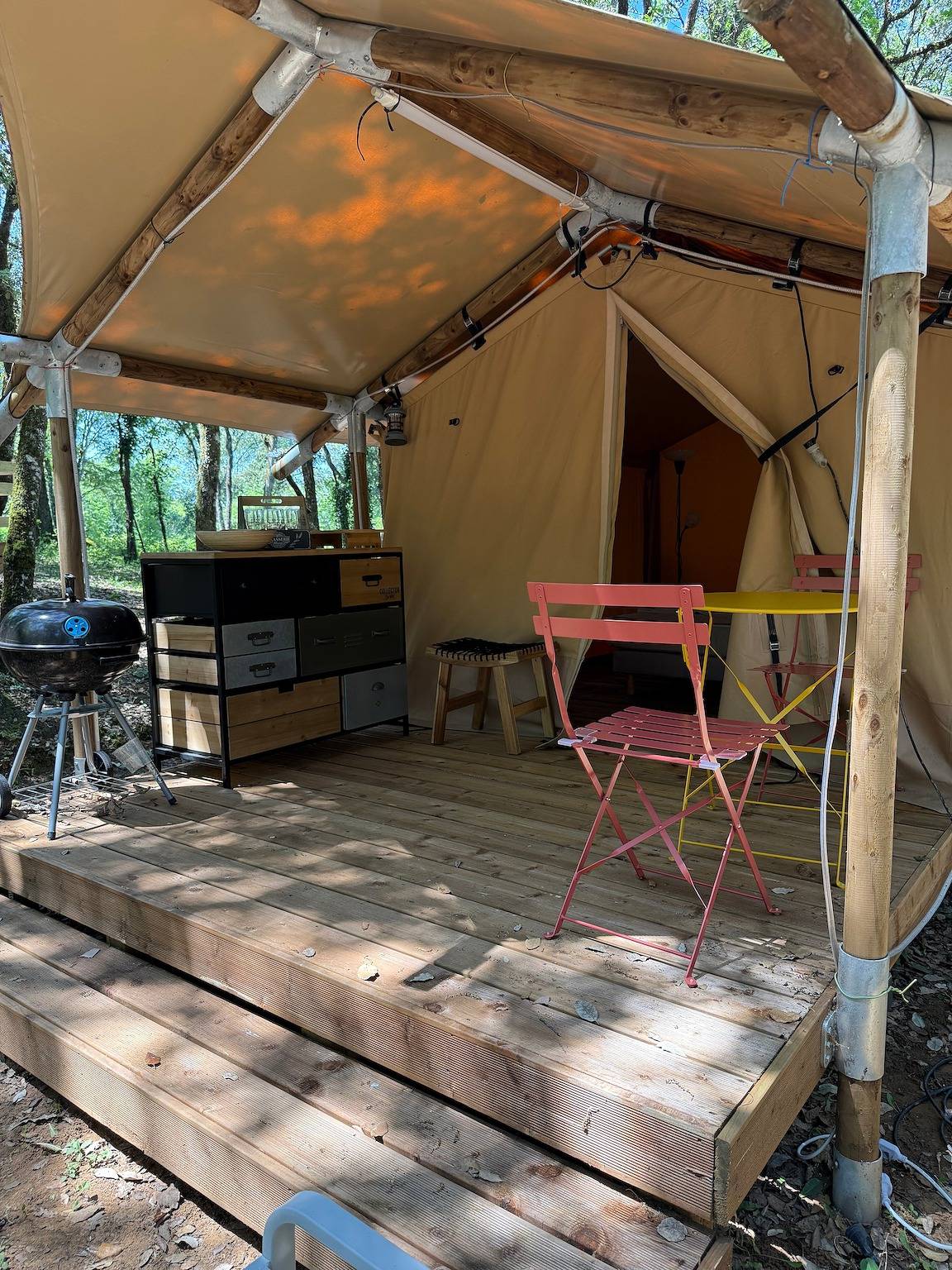 Glamping « Tente Safari Luxe» avec piscine partagée in Calviac-en-Périgord, Périgord Noir