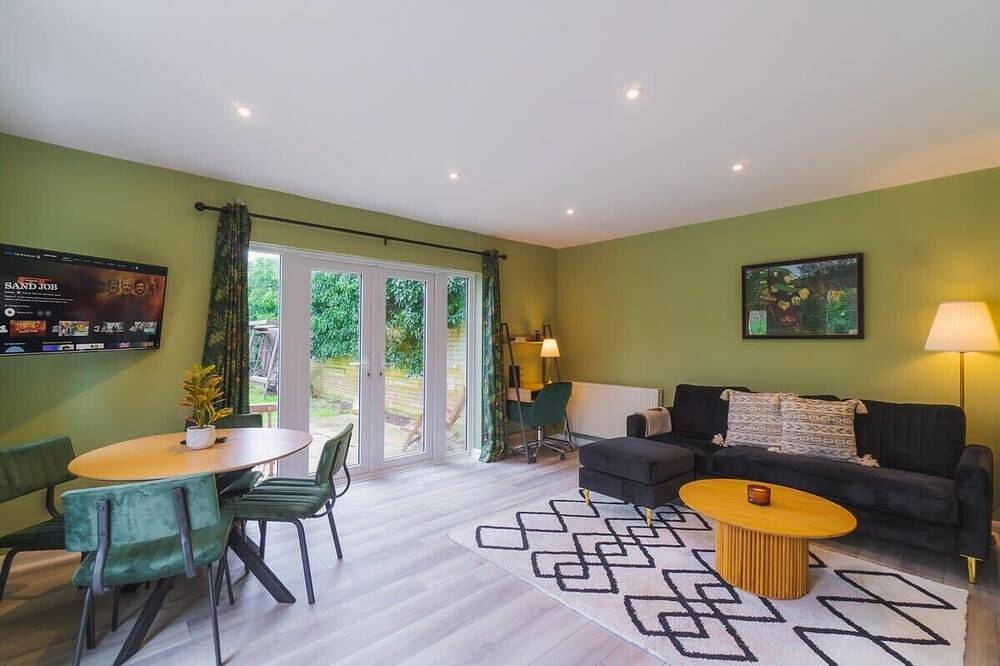 Riverside Retreat with Private Sauna and Hot Tub in Windsor, Berkshire