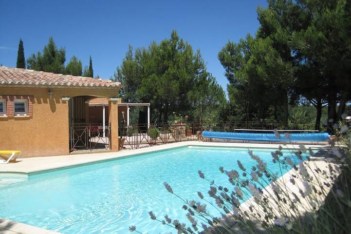 Gîte pour 4 personnes, avec terrasse ainsi que jardin et piscine