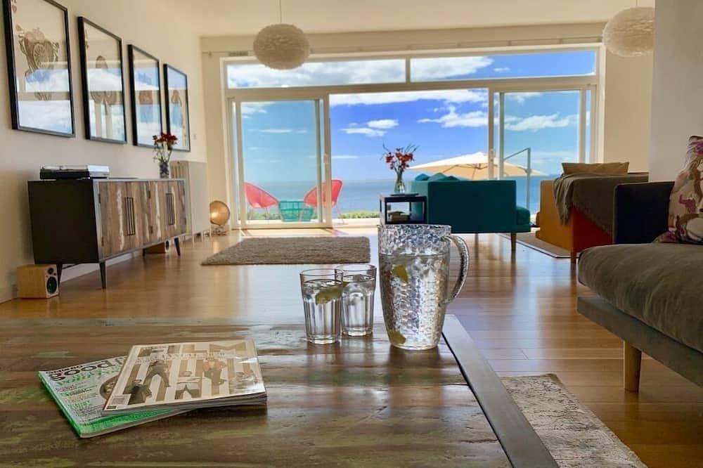 Luxury, Spacious, Beachfront (direct access) House with Breath-taking Sea Views in Downderry, Cornwall