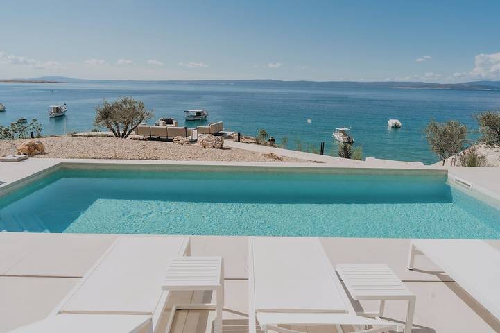 Villa pour 8 personnes, avec sauna ainsi que jardin et jacuzzi à Punat