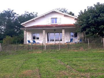 Location de vacances pour 6 personnes, avec terrasse ainsi que jardin et vue, animaux acceptés à Laurède