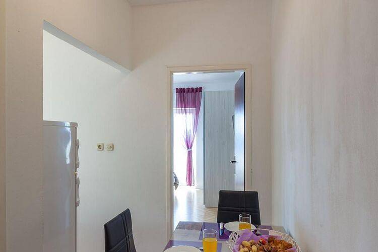 Ganze Wohnung, Apartments Nena (St) - One Bedroom Apartment with Balcony and Sea View (A1) in Pisak, Omis-Riviera