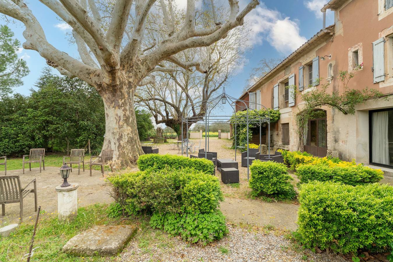 Maison de vacances 'Le Mas Saint Pierre' avec terrasse privée, jardin privé et Wi-Fi in Cabannes, Région d'Arles