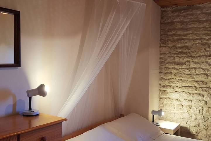 Gîte pour 8 personnes, avec jardin ainsi que terrasse et piscine à Saint-Pierre-de-Juillers - 3