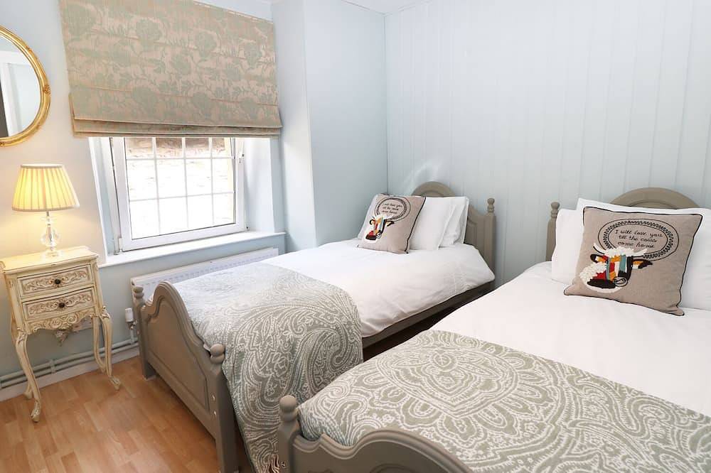Mill Leat, pet friendly, with open fire in Castleton, Peak District in Castleton, Derbyshire