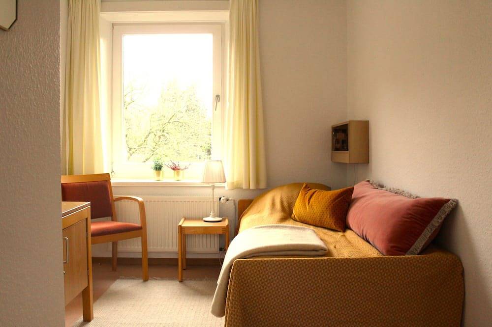 Ganze Wohnung, Ruhige und waldnahe hübsche Ferienwohnung mit Terrasse und Garten in Bad Münder, Weserbergland