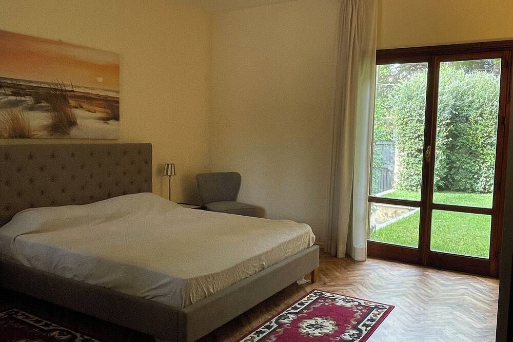 Villa surrounded by greenery with private pool, ideal for families and friends in Mondello, Palerme