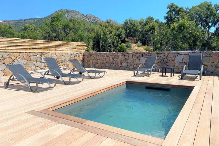 Villa per 4 persone, con giardino e terrazza nonché piscina, adatto a famiglie con bambini in Corsica