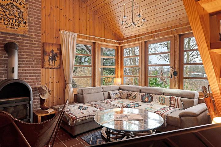 Ferienhaus „Wooden Western Lodge“ mit Bergblick, privater Terrasse und Wlan in Brekendorf, Rendsburg-Eckernförde