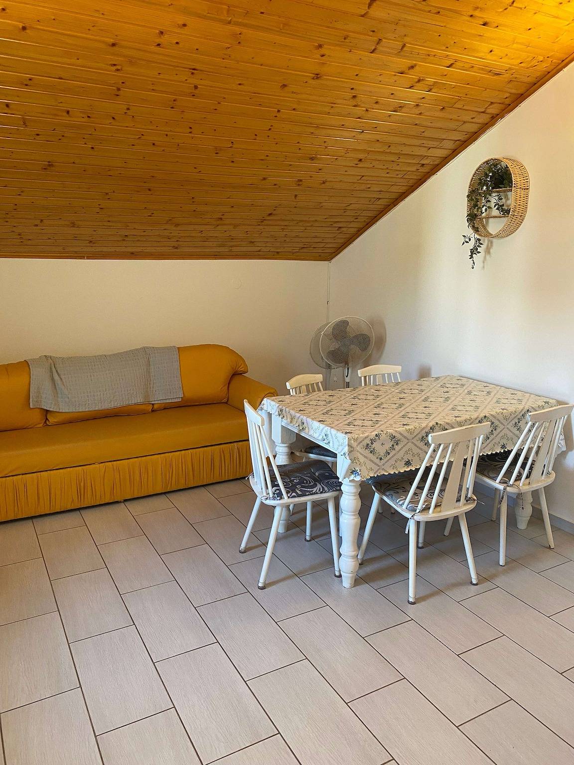 Ganze Wohnung, 2-Zimmer-Ferienwohnung mit Balkon und Meerblick Preko, Ugljan A-23327-b in Poljana, Insel Ugljan