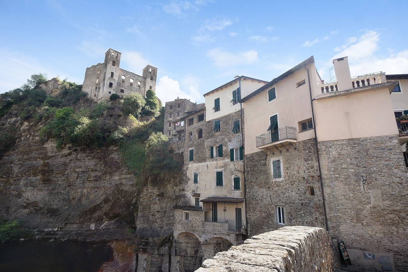 Appartamento intero, Appartamento "La stanza segreta platinum" con Balcone & Wi-Fi in Dolceacqua, Alpi Liguri