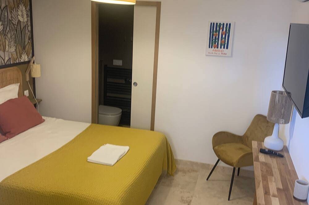 Room \"Abricot in Uzès, Nimes region