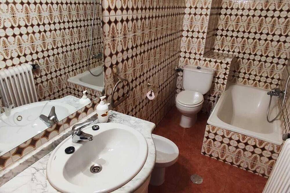 Entire apartment, Spacious and clean apartment with two bathrooms in Albacete, Albacete Province