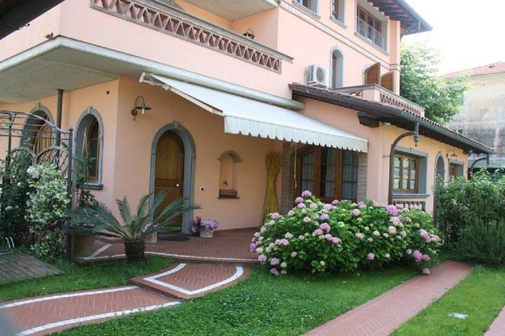 Appartamento per 5 persone, con Balcone e Terrazza nonché Panorama a Marina di Massa