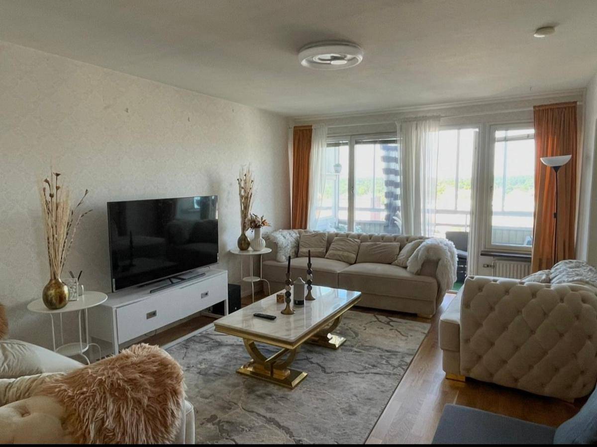 Appartement entier, Walk to Everything Bright High-Floor Apt & Balcony in Huddinge, Mer Baltique suédoise