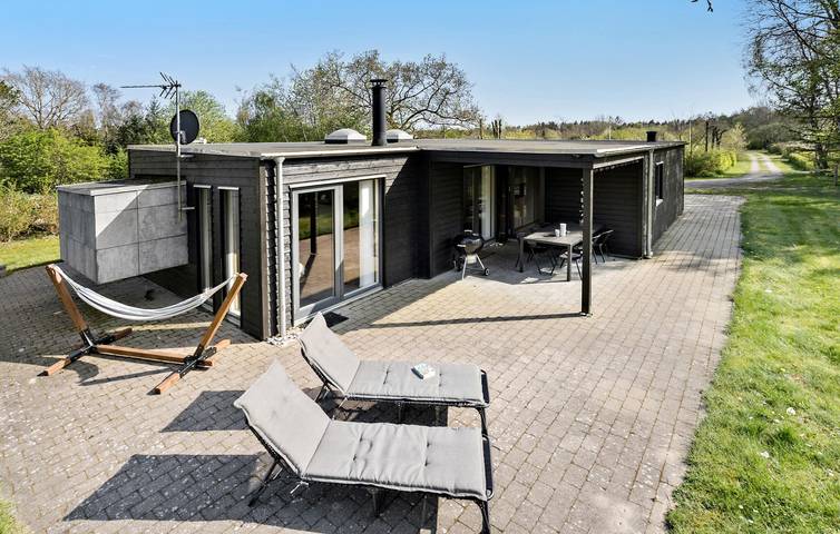 Ferieudlejning for 8 personer, med Terrasse og Jacuzzi såvel som Have og Sauna i Trend