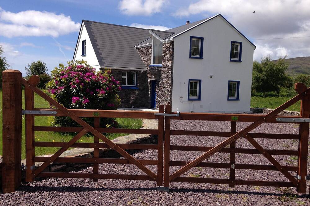Beachside Ferienhaus in herrlicher Lage mit Blick auf den wilden Atlantikweg. in Castlecove, County Kerry