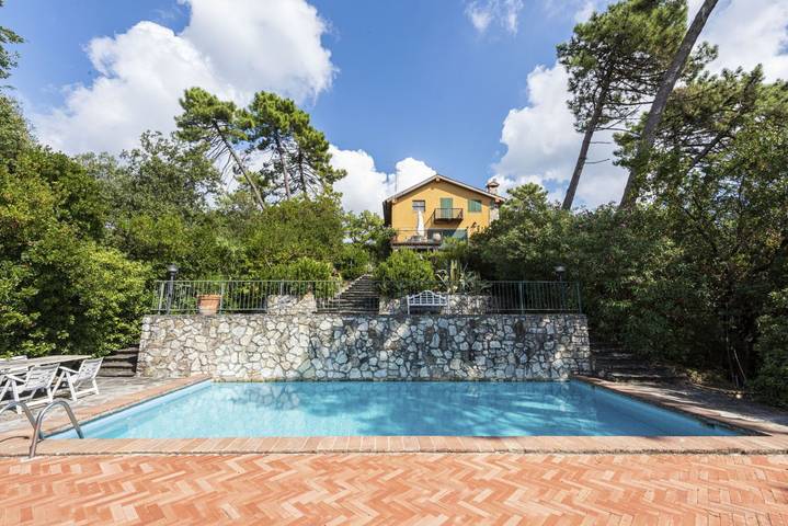 Villa per 10 persone, con Balcone/Terrazza e Giardino nonché Piscina a Massarosa
