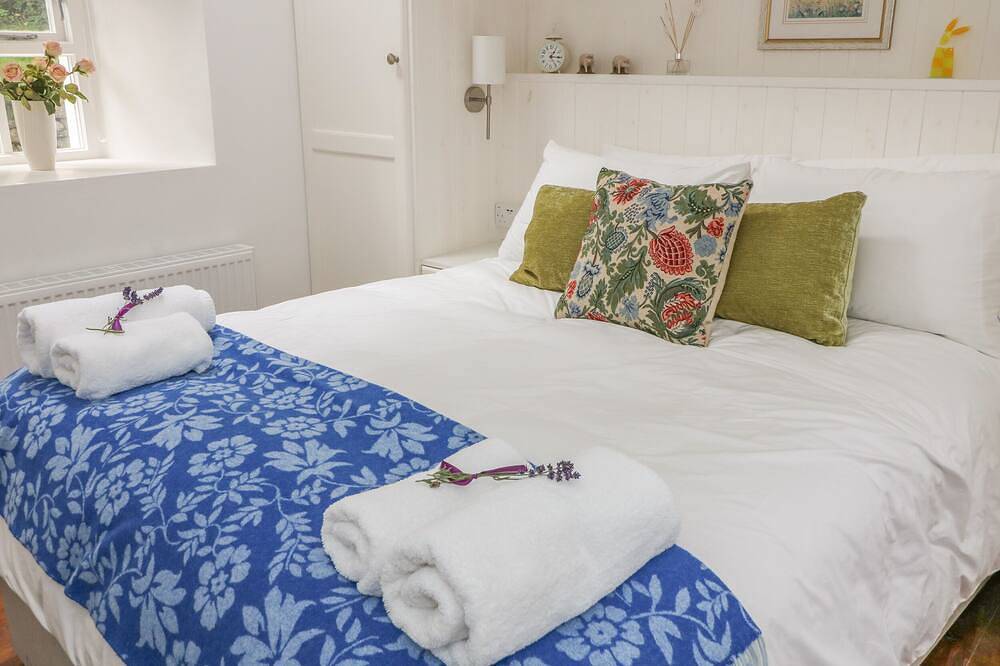 The Old White Cottage, pet friendly in Shillelagh, County Wicklow in County Wicklow