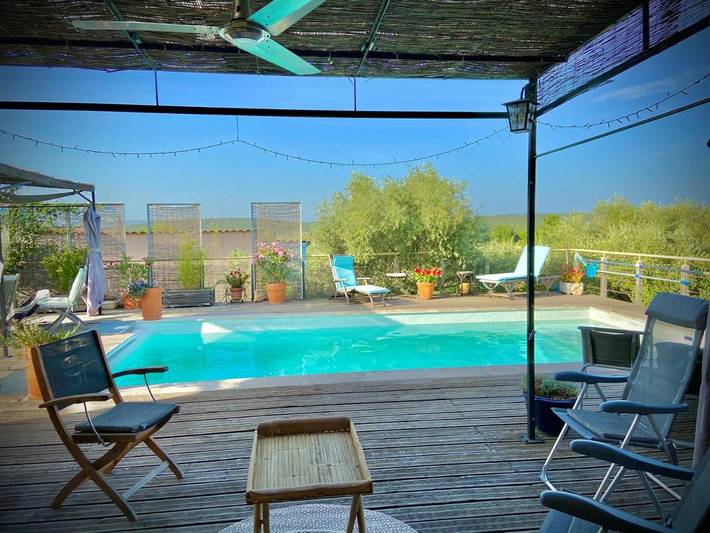 Location de vacances pour 4 personnes, avec piscine et vue ainsi que jardin et bassin pour enfant à Tavernes