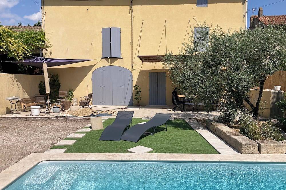 Farmhouse with an outdoor pool in Barbentane, Region de Arles