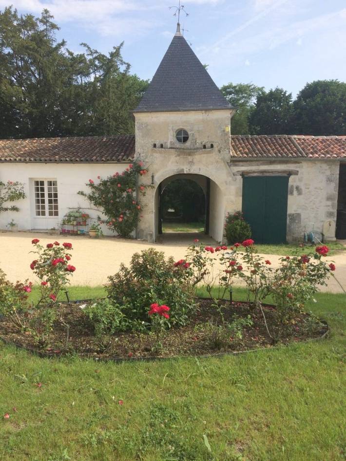 Chambre d’hôte pour 4 personnes, avec Terrasse et Jacuzzi ainsi que Jardin et Vue à Saint-Bris-des-Bois
