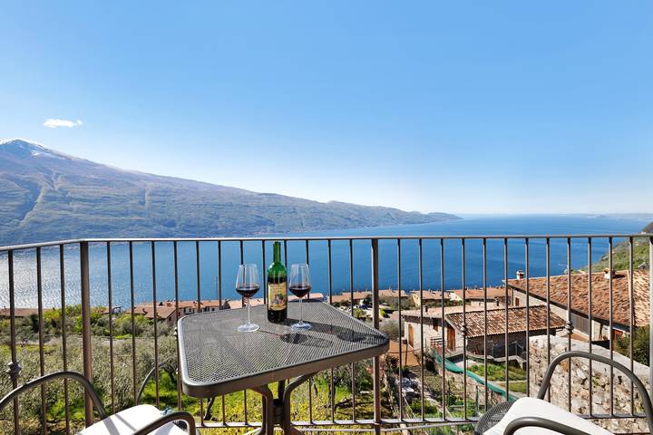 Ferienwohnung für 2 Personen, mit Balkon und Garten sowie Seeblick in Oldesio, Tignale