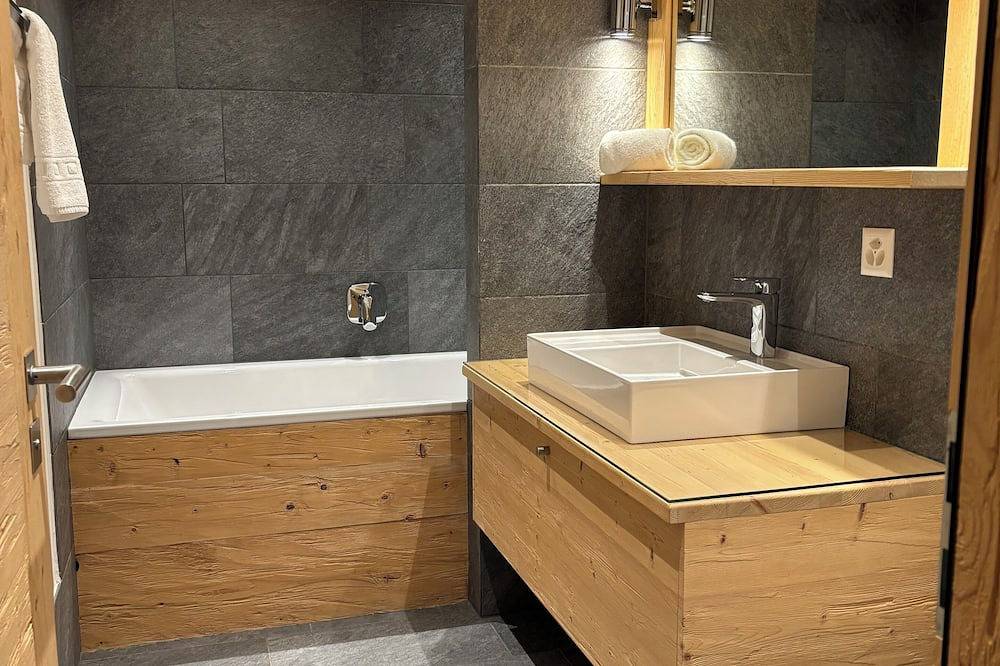 Entire apartment, Adelaide A1 - spacious 2 bedroom family apartment, close to piste and village. in Grimentz, Anniviers