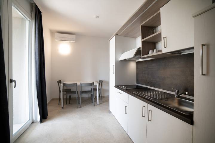 Ganze Wohnung, Suite 2 mit Gemeinschaftspool und Privatem Balkon in Spiaggia Romantica (Manerba del Garda), Manerba del Garda