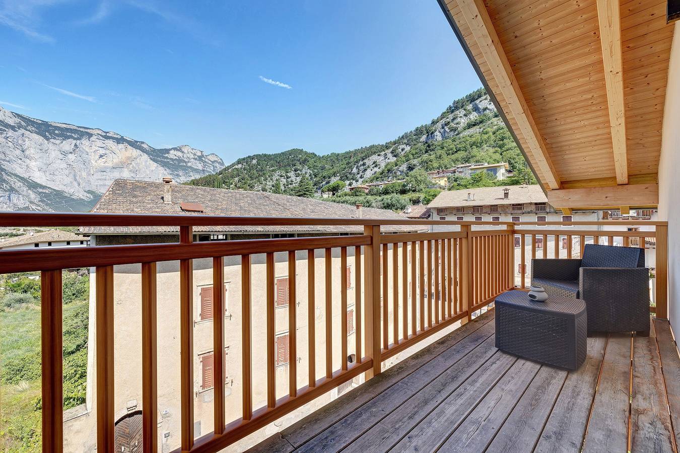Geheel appartement, Appartement 'Castle View' met uitzicht op de bergen, balkon en Wifi in Drena, Garda Bergen
