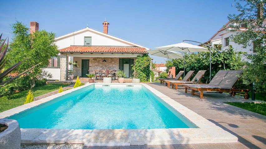 Villa für 6 Personen, mit Balkon und Pool sowie Garten in Novigrad