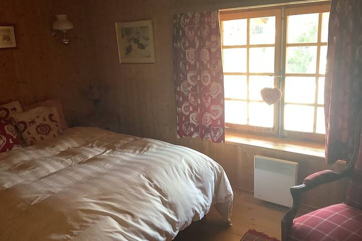 Ganze Wohnung, Aussen:  Wohnung für 6 Personen im Dachgeschoss eines großen historischen Chalets im Herzen des alte in Saint Luc, Anniviers