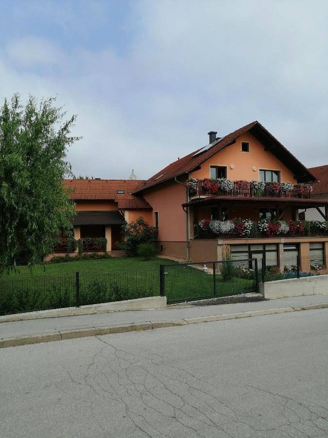 Ferienwohnung für 3 Personen, mit Ausblick und Garten