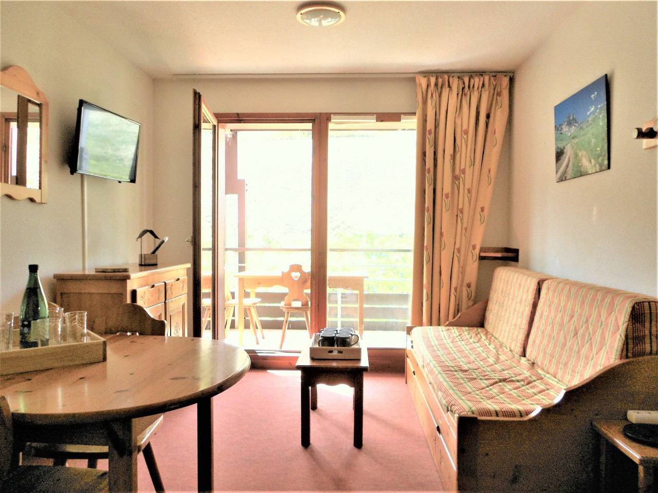 Geheel appartement, Ski-in/Ski-out Apt with Balcony, Pool Access & Parking in Le Corbier, Villarembert