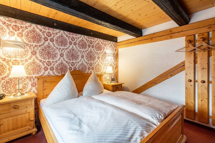 Room 'Im Weinrestaurant 5' with Shared Garden and Wi-Fi in Coswig, Meissen Region