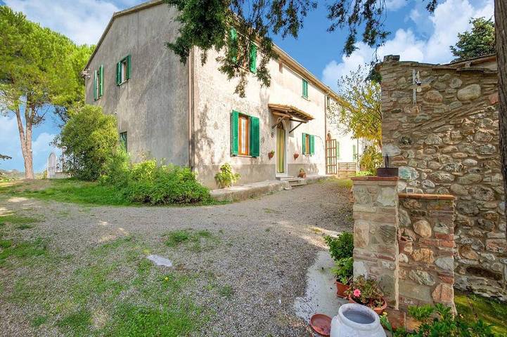 Agriturismo per 8 persone, con giardino e piscina, con animali domestici in Chianni