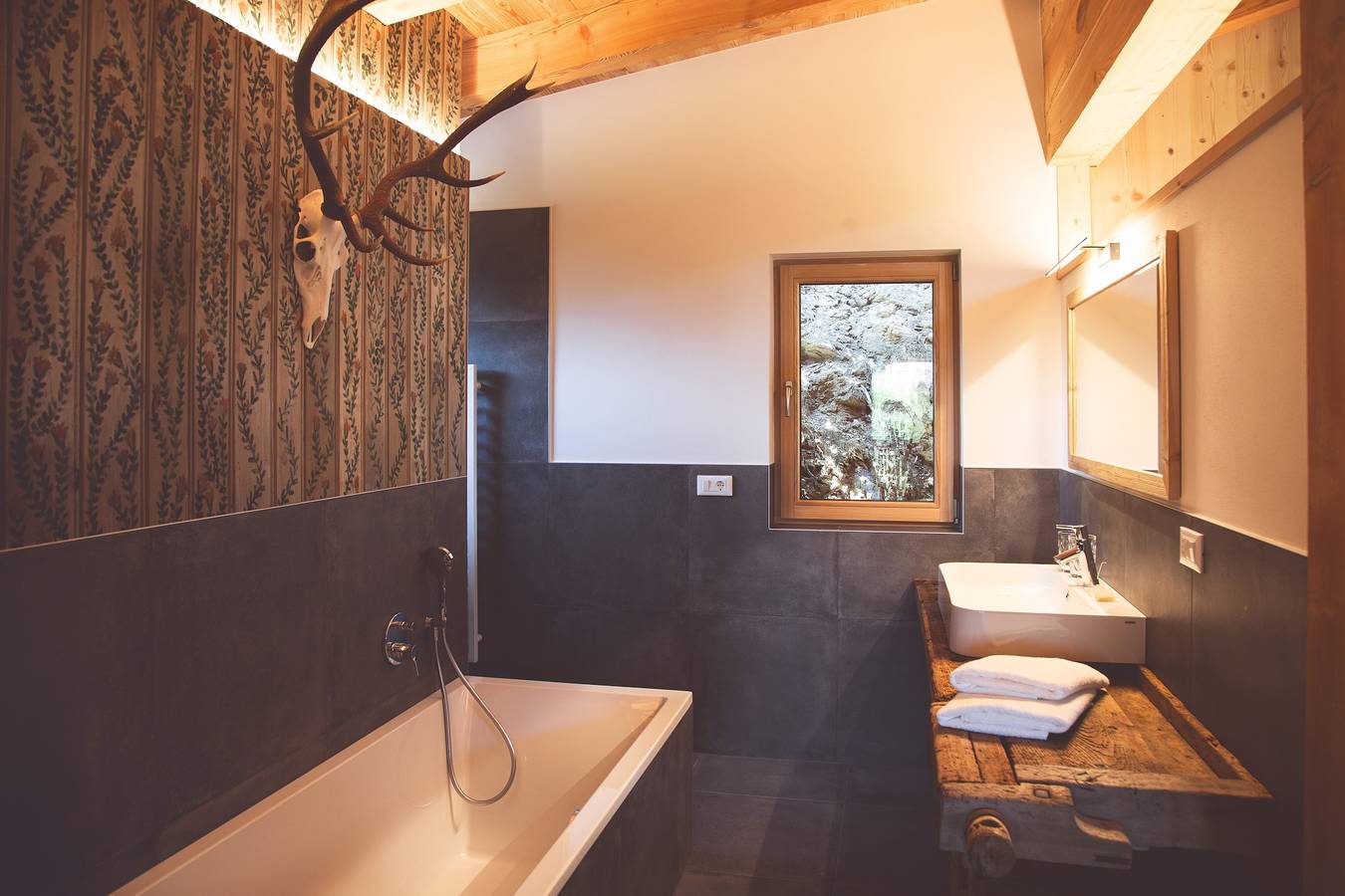 Ganze Wohnung, Ferienwohnung 'Die Jocherin' mit Bergblick, privater Terrasse und Gemeinschaftsgarten in St. Pankraz, Ortleralpen
