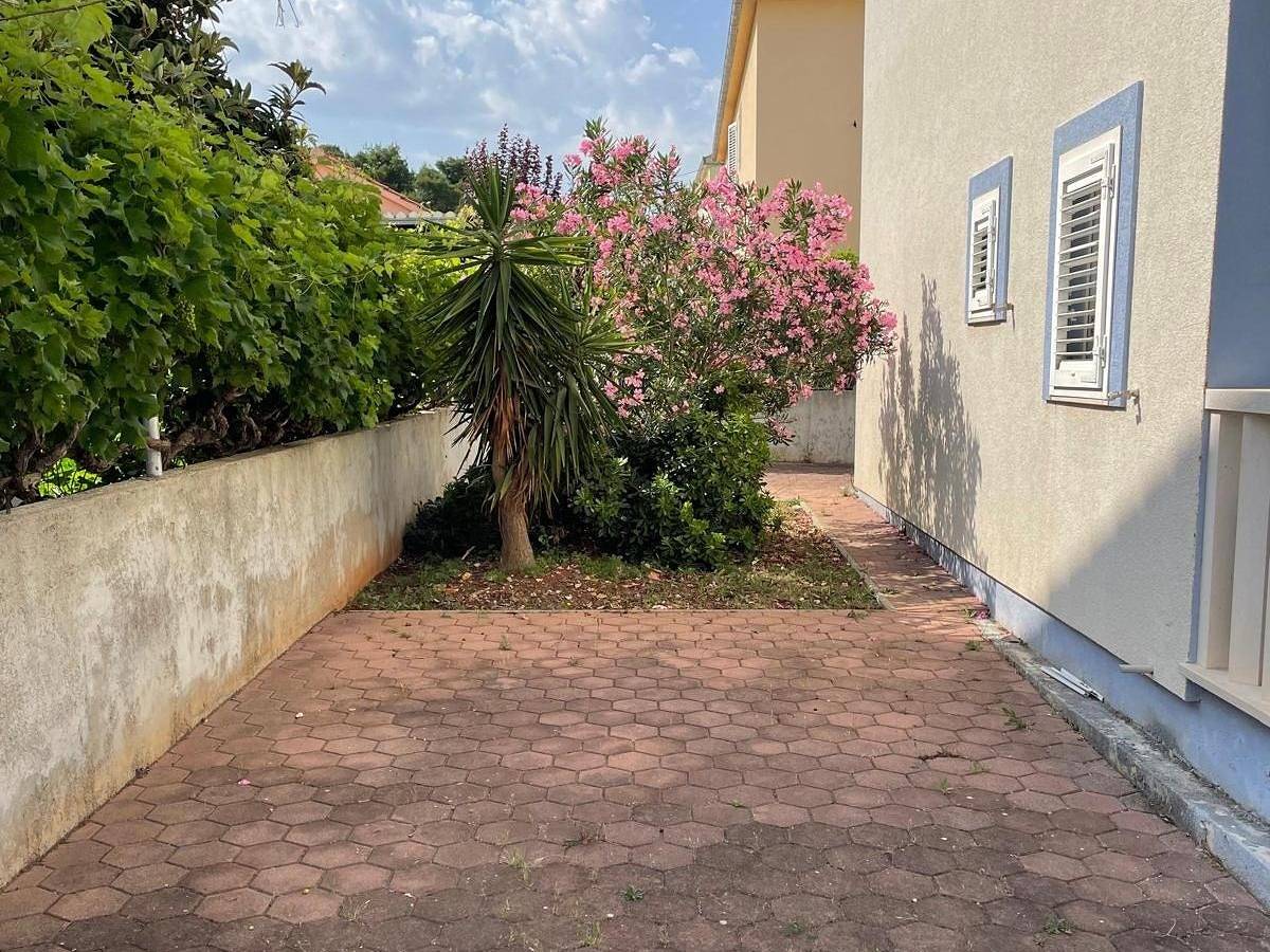 Ganze Wohnung, 2-Zimmer-Ferienwohnung am Strand Mirca, Brac A-24865-a in Mirca, Supetar