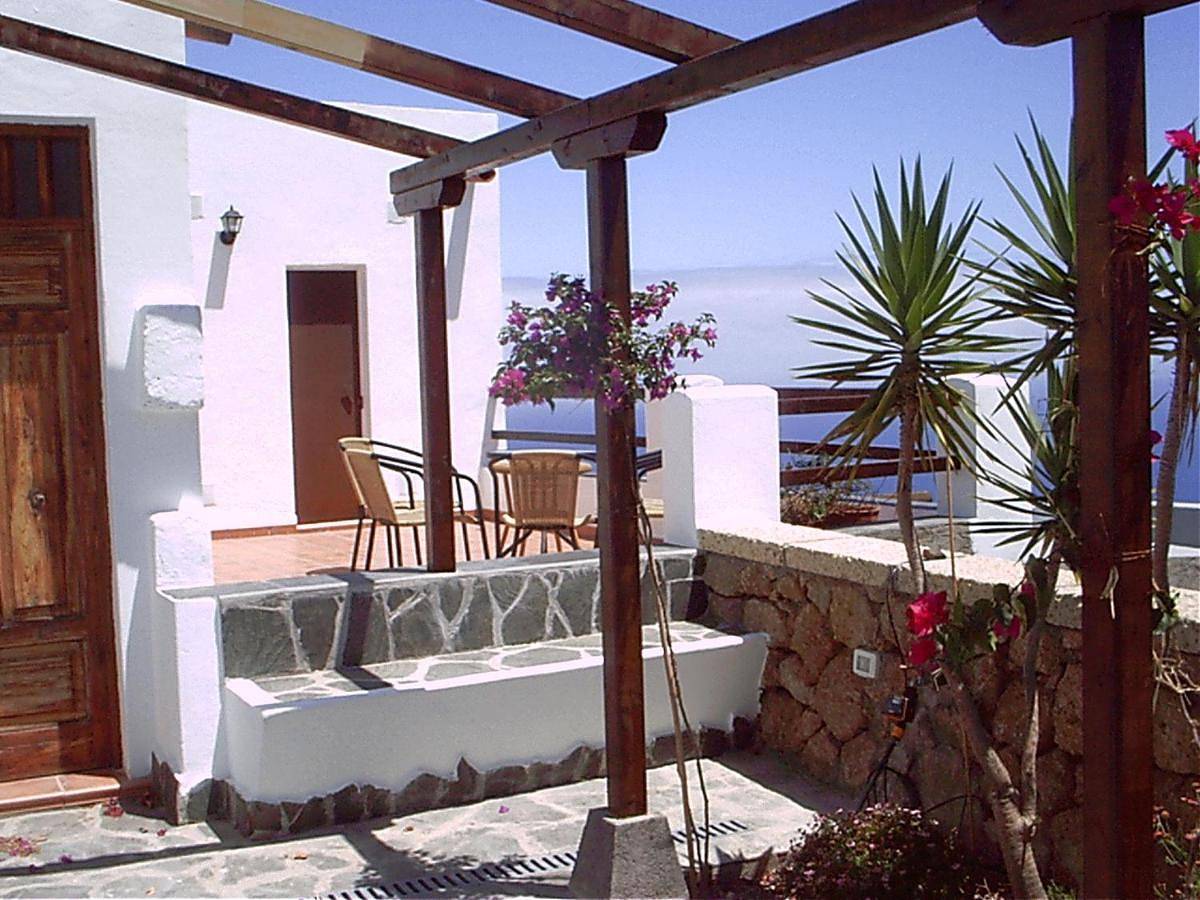 Two-Bedroom Cottage with Shared Terrace in La Zarza (Canary Islands), Fasnia